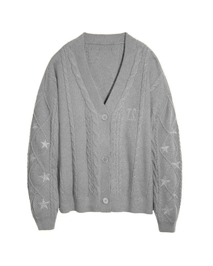 Seitliche Ansicht des Grobstrick-Cardigans mit Zopfmuster
