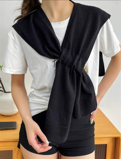 Nahaufnahme eines weichen Damen-Strickschals mit elegantem Knotendetail