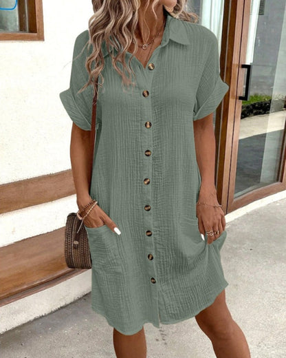 Frau in grünem Hemdkleid mit Knopfleiste, Taschen und kurzen Ärmeln. Sommermode, lässiger Stil, ideal für Freizeit und Alltag.
