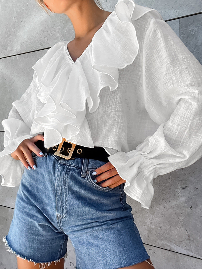 Detailaufnahme der Rüschen an einer Damen-Baumwollbluse