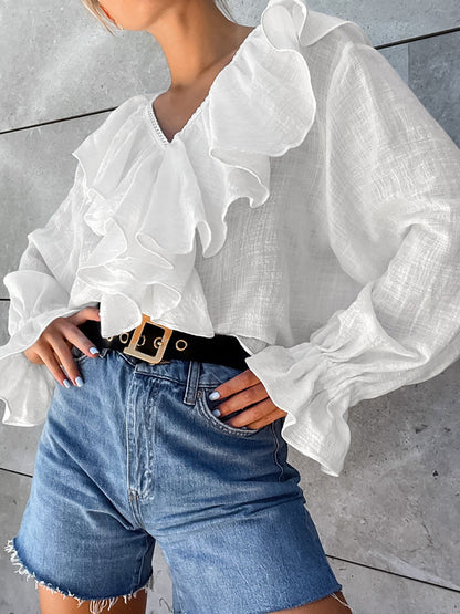 Detailaufnahme der Rüschen an einer Damen-Baumwollbluse