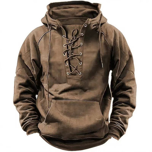 Brauner Hoodie mit Schnürung, Kapuze und Kängurutasche. Modischer Pullover für Herren, ideal für Herbst und Winter. Bequem und stilvoll.