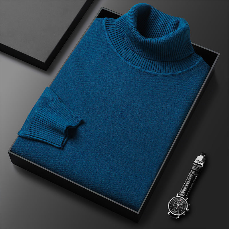 Blauer Rollkragenpullover in Geschenkbox auf schwarzem Hintergrund, daneben eine elegante Armbanduhr. Hochwertige Mode, stilvolles Design.
