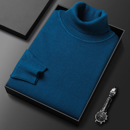 Blauer Rollkragenpullover in Geschenkbox auf schwarzem Hintergrund, daneben eine elegante Armbanduhr. Hochwertige Mode, stilvolles Design.