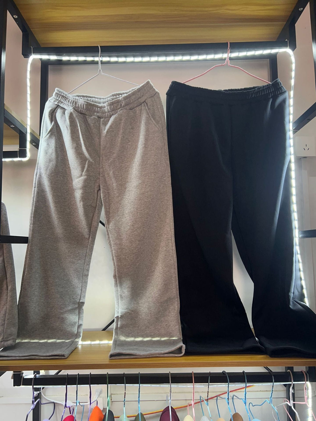 Detailansicht der Taschen an der Herren Sweatpants