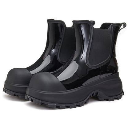 Schwarze, glänzende Chelsea Boots mit dicker Profilsohle, modernem Design und elastischen Einsätzen. Trendige, robuste Stiefel für Herbst/Winter.