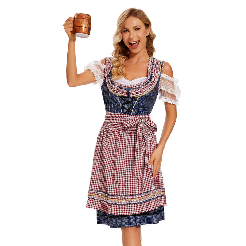 Spitzenärmel und Ausschnitt des eleganten Damen-Dirndlkleids