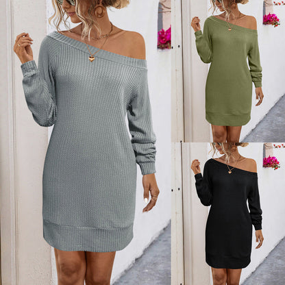 Damen-Strickkleid mit schulterfreiem Design in der Gesamtansicht
