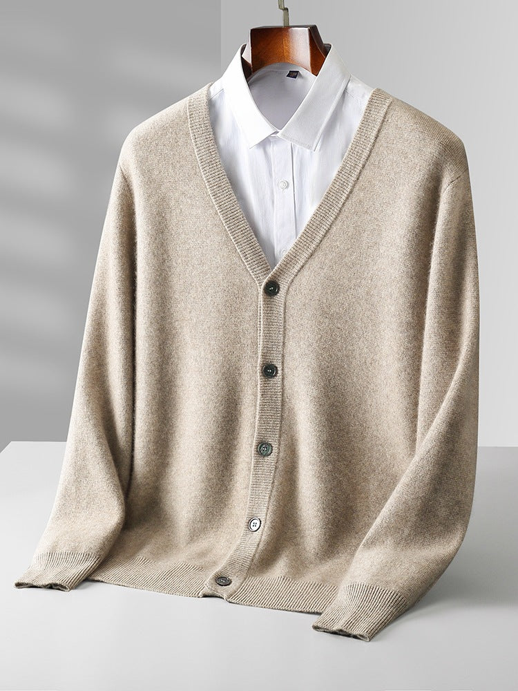Beiger Herren-Cardigan aus Kaschmir mit V-Ausschnitt, Knopfleiste und weißem Hemd. Elegante Strickmode, ideal für Herbst und Winter.