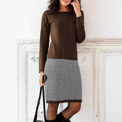 Damen-Strickkleid mit Chevron-Muster in einer stilvollen Gesamtansicht