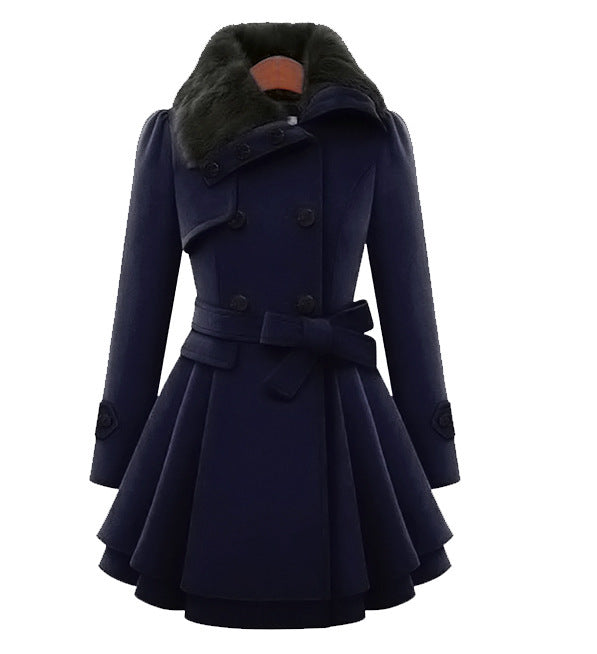 Dunkelblauer Damenmantel mit schwarzem Kunstfellkragen, doppelreihig, tailliert, mit Gürtel und ausgestelltem Rockteil. Elegante Wintermode.