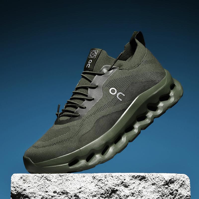 Grüner Sportschuh mit innovativer Sohle auf grauem Stein, blauer Hintergrund. Moderne Laufschuhe, atmungsaktiv, leicht, für Outdoor-Aktivitäten.