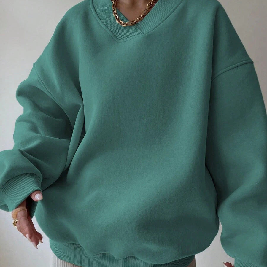 Grüner Oversize-Pullover, lässig geschnitten, aus weichem Stoff. Perfekt für Herbstmode und Streetwear-Trends. Ideal für gemütliche Outfits.