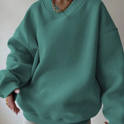 Grüner Oversize-Pullover, lässig geschnitten, aus weichem Stoff. Perfekt für Herbstmode und Streetwear-Trends. Ideal für gemütliche Outfits.