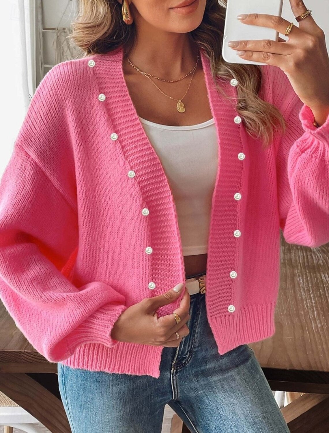 Detailansicht des Strickmusters und der Ballonärmel am Cardigan