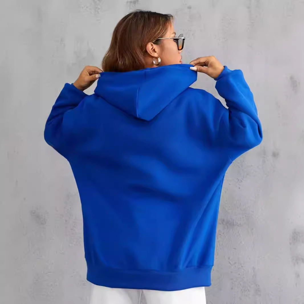 Frau in blauem Hoodie von hinten, grauer Hintergrund, lässiger Stil, modische Kleidung, urbaner Look, Herbstmode, Kapuzenpullover.