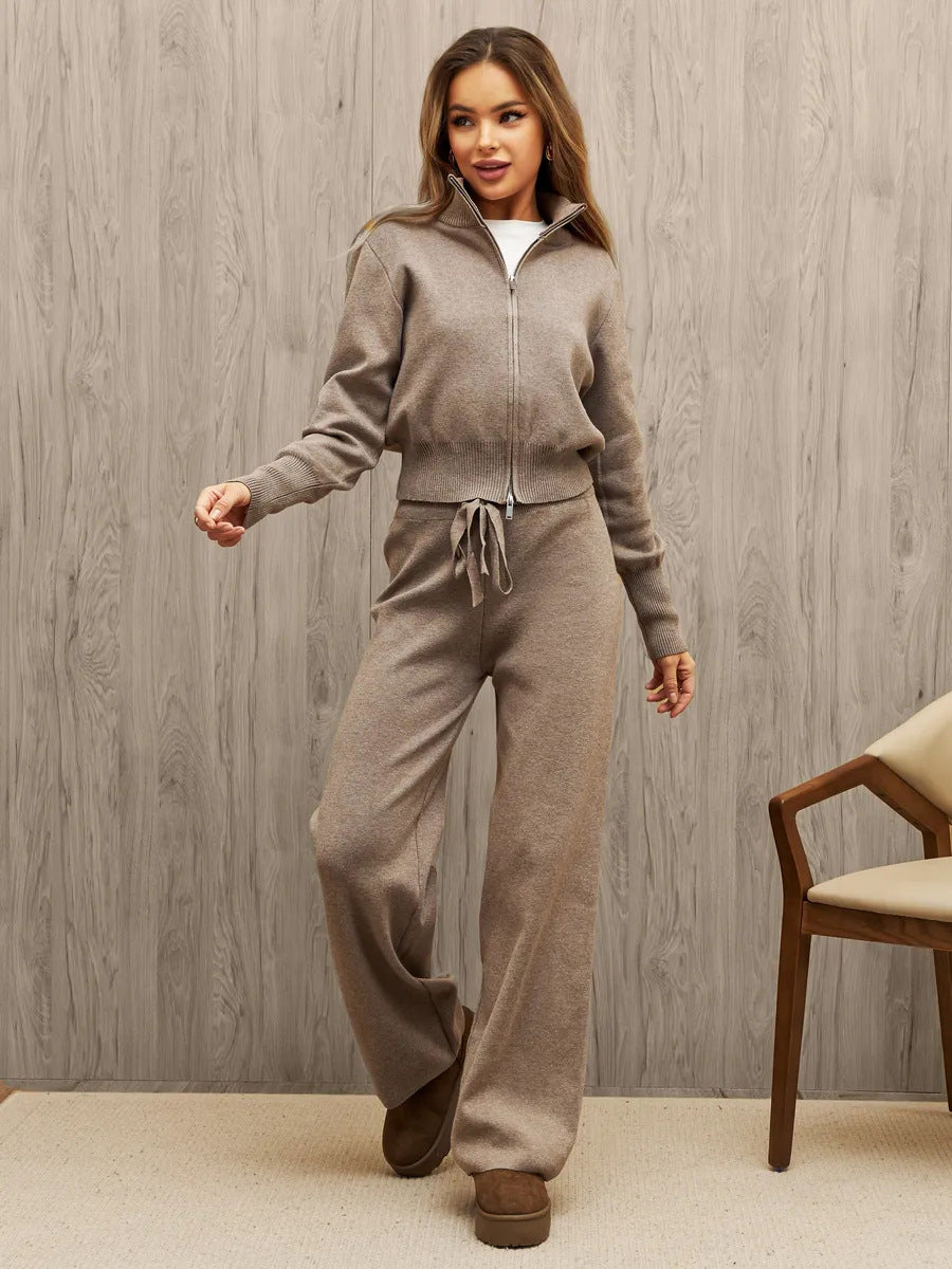 Ganzansicht des zweiteiligen Loungewear-Outfits
