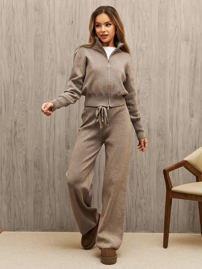 Ganzansicht des zweiteiligen Loungewear-Outfits