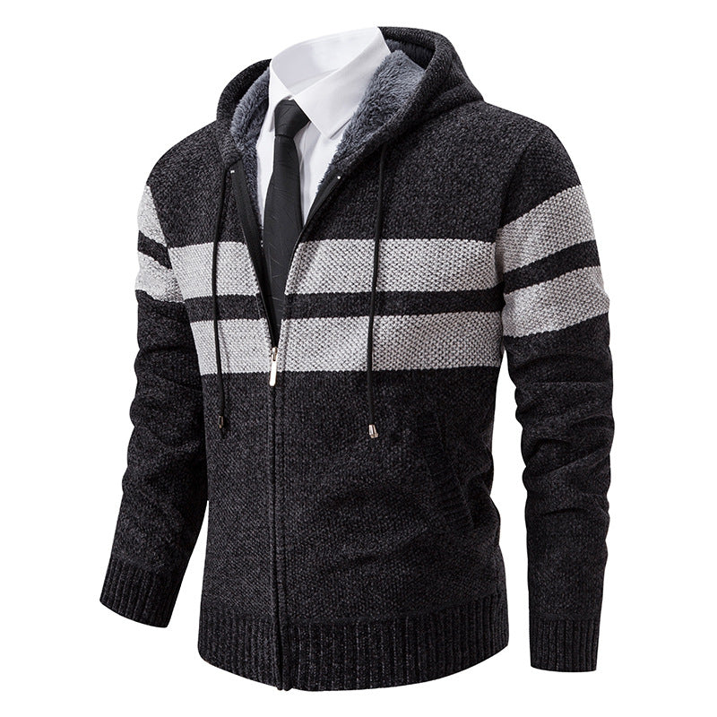 Rückansicht der gestrickten Herrenjacke mit Kapuze