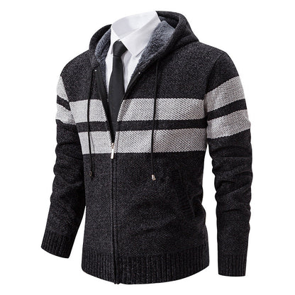 Rückansicht der gestrickten Herrenjacke mit Kapuze