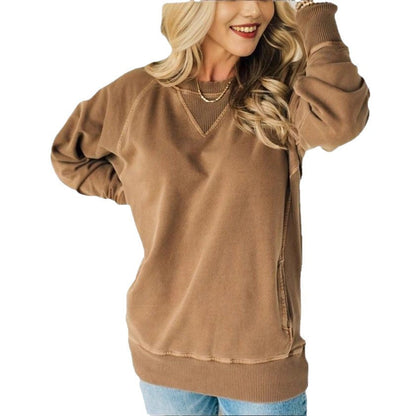 Frau in braunem Sweatshirt, lässiger Stil, blonde Haare, lächelt, weiße Hintergrund, Mode, Freizeitkleidung, Damenmode, Herbstoutfit.