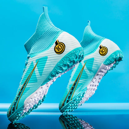 Zwei türkisfarbene Fußballschuhe mit Stollen, seitlich auf blauem Hintergrund. Nike-Logo und Nummer 10 sichtbar. Ideal für Kunstrasen.