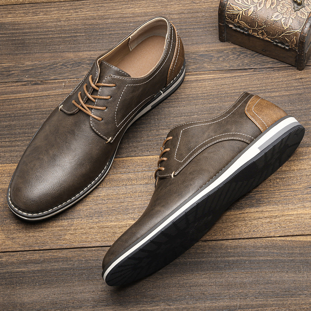 Braune Herren-Lederschnürschuhe auf Holzboden, elegante Freizeitschuhe mit Kontrastnähten und rutschfester Sohle, ideal für stilvolle Outfits.