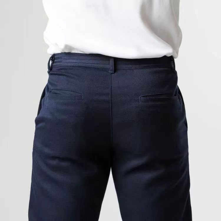 Weiße Hemd und dunkelblaue Anzughose von hinten, Businessmode, elegante Herrenbekleidung, formelle Kleidung, stilvoller Look.