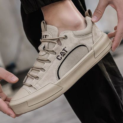 Beiger CAT Sneaker, seitlich fotografiert, mit robustem Design und markantem Logo. Ideal für urbane Mode und Outdoor-Aktivitäten.