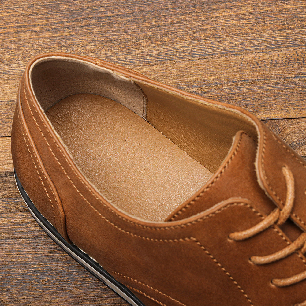 Brauner Lederschuh auf Holzboden, Nahaufnahme. Eleganter Herrenschuh, hochwertiges Leder, klassische Schnürung. Ideal für Business und Freizeit.