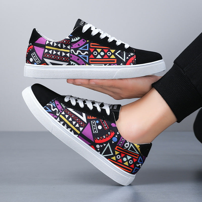 Bunte Sneaker mit geometrischem Muster, schwarzem Obermaterial und weißen Schnürsenkeln. Modische Turnschuhe für Damen und Herren.