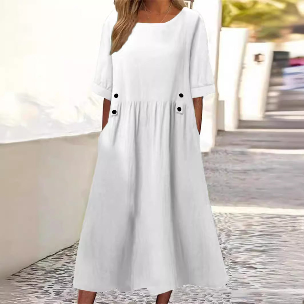 Frau in weißem Sommerkleid mit Taschen, knielang, auf gepflastertem Weg. Elegantes Design, ideal für warme Tage. Mode, Damenbekleidung, Sommerkleid.
