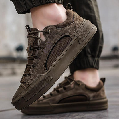 Braune Herren-Sneaker aus Wildleder, seitlich fotografiert, mit dicker Sohle und Schnürsenkeln. Modische Freizeitschuhe für Männer.