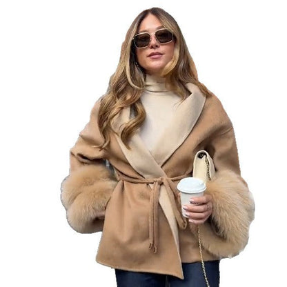 Seitenansicht der Damen-Kurzjacke mit Taillengürtel und Fellbesatz