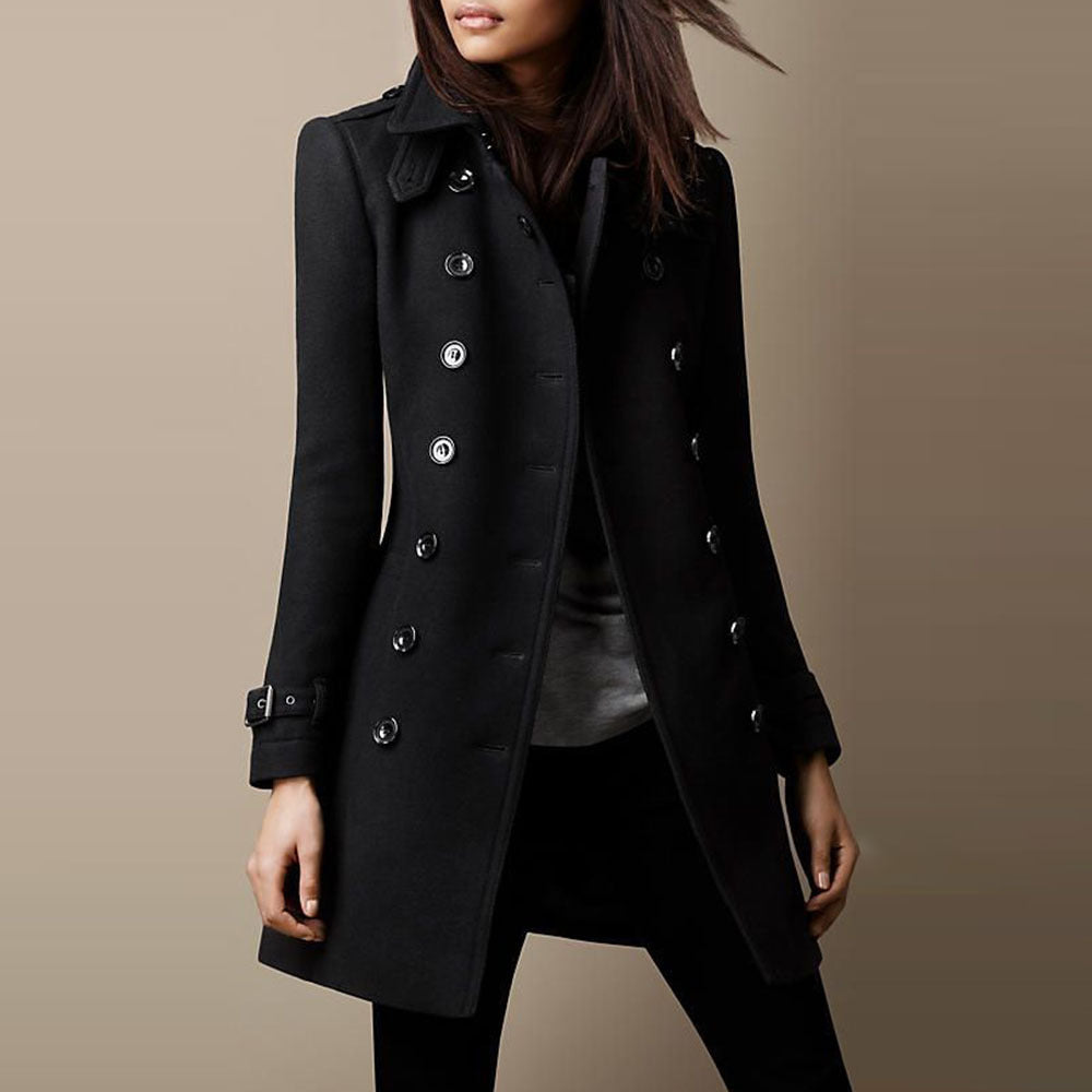 Frau in elegantem schwarzem Wollmantel mit doppelter Knopfleiste, modisch und stilvoll, Herbst-Winter-Mode, Damenbekleidung.