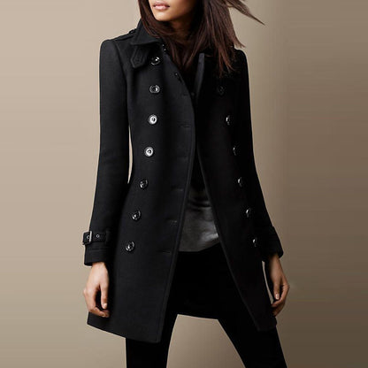 Frau in elegantem schwarzem Wollmantel mit doppelter Knopfleiste, modisch und stilvoll, Herbst-Winter-Mode, Damenbekleidung.