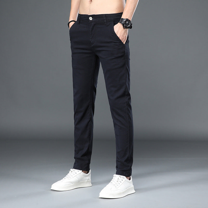 Schwarze Chino-Hose für Herren, modern geschnitten, kombiniert mit weißen Sneakers. Ideal für lässige und elegante Outfits.
