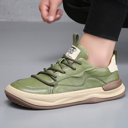 Grüner Sneaker aus Leder mit beiger Sohle und braunen Akzenten, moderne Freizeitschuhe, sportlich und stilvoll, ideal für Herrenmode.