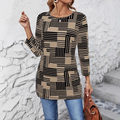 Frau in gemustertem Langarmshirt und blauer Jeans, hält braune Tasche. Modetrend, Damenbekleidung, lässiger Look, Herbstmode.