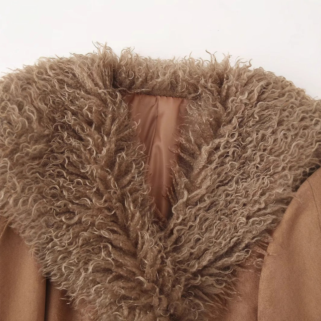Rückansicht der Damen-Teddyjacke mit voluminösem Kragen