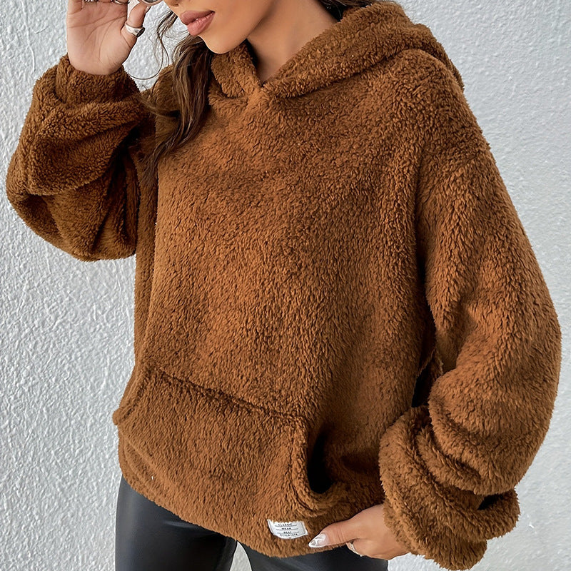 Frau trägt braunen Teddy-Fleece-Hoodie, gemütlich und modisch, ideal für Herbst und Winter. Perfekt für lässige Outfits und kalte Tage.