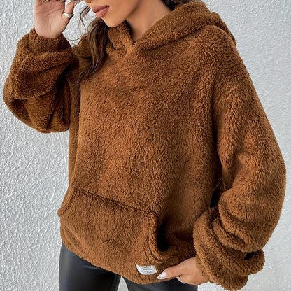 Frau trägt braunen Teddy-Fleece-Hoodie, gemütlich und modisch, ideal für Herbst und Winter. Perfekt für lässige Outfits und kalte Tage.
