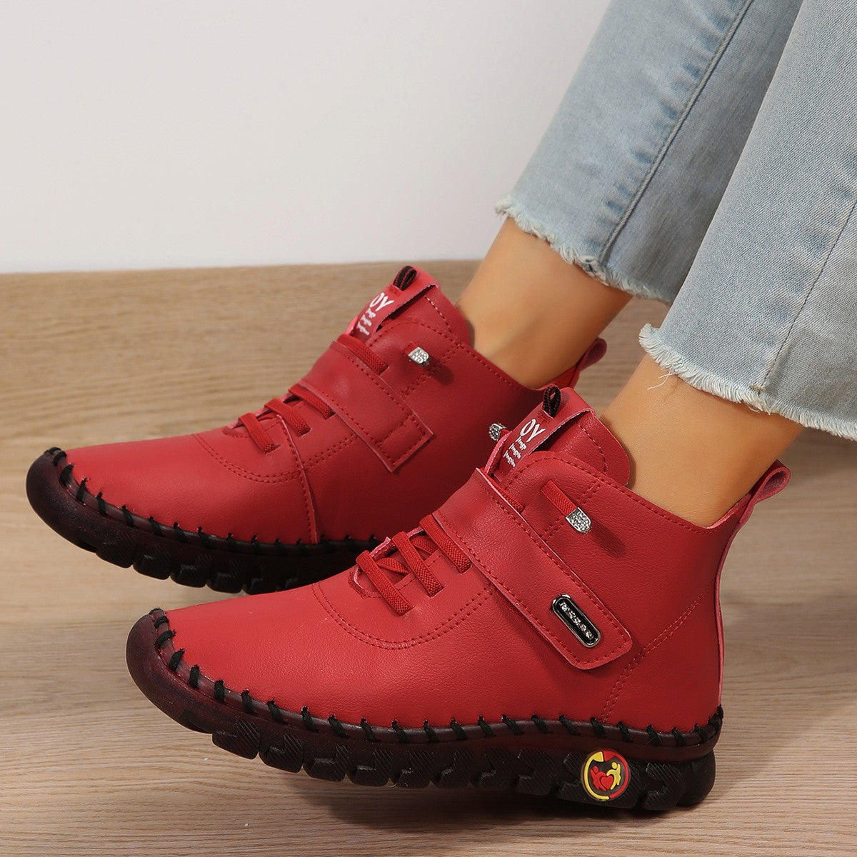 Damen Ankle Boots mit geschlossenem Klettverschluss im Detail