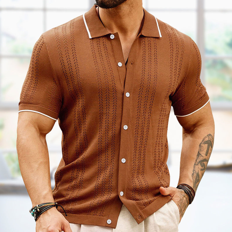 Braunes Strickhemd für Herren mit kurzen Ärmeln und weißen Knöpfen, ideal für Sommermode. Perfekt für stilvolle Freizeit- und Alltagsoutfits.