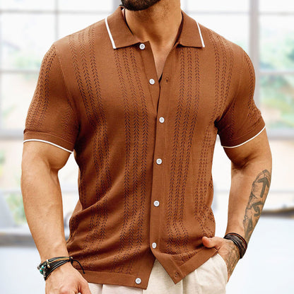 Braunes Strickhemd für Herren mit kurzen Ärmeln und weißen Knöpfen, ideal für Sommermode. Perfekt für stilvolle Freizeit- und Alltagsoutfits.