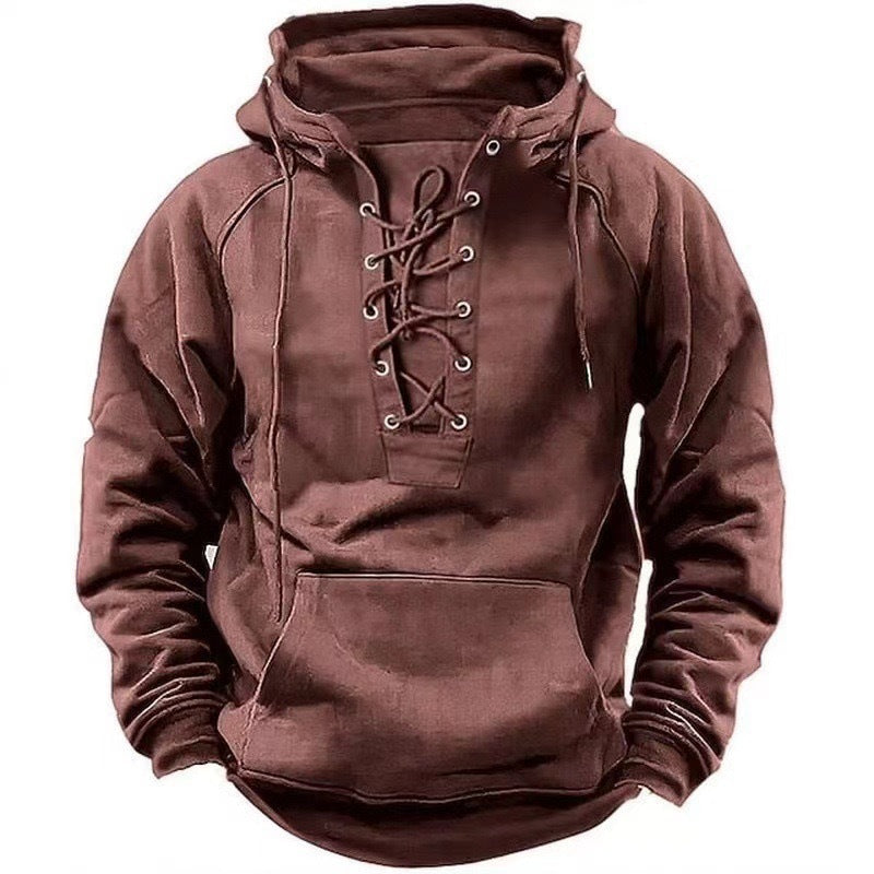 Brauner Hoodie mit Schnürung, Kapuze und Kängurutasche. Modischer Pullover für Herren, ideal für Herbst und Winter. Bequem und stilvoll.