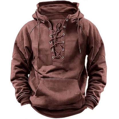 Brauner Hoodie mit Schnürung, Kapuze und Kängurutasche. Modischer Pullover für Herren, ideal für Herbst und Winter. Bequem und stilvoll.