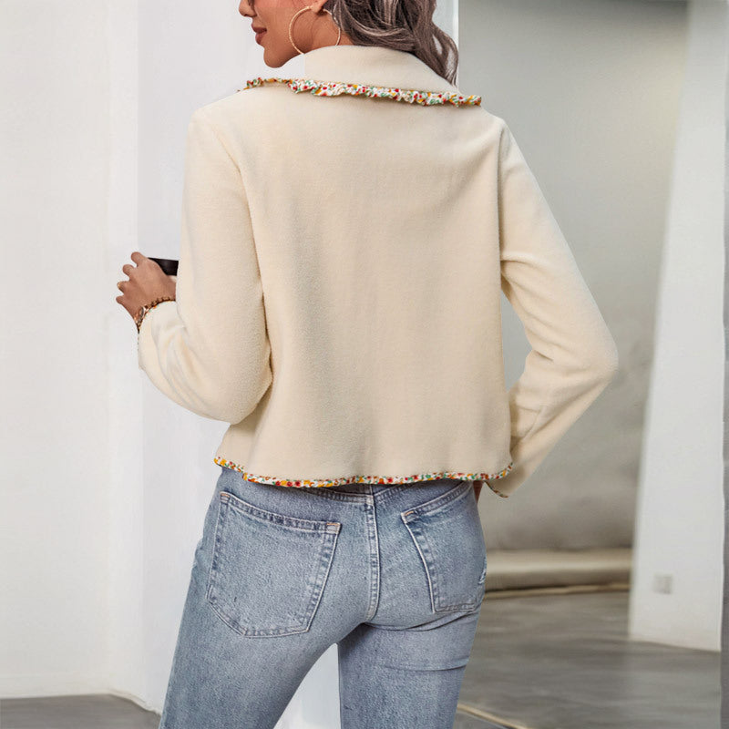 Nahaufnahme des Blumenkragens an einer eleganten Damenjacke