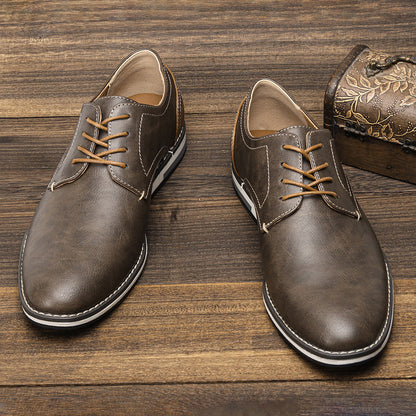 Braune Herren-Lederschnürschuhe auf Holzboden, elegantes Design, klassische Mode, hochwertige Materialien, ideal für Business und Freizeit.
