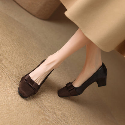 Women's low block heel shoes with bow